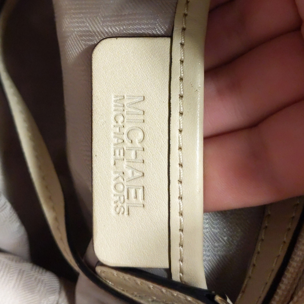 Micheal kors purse - Picture 2 of 5